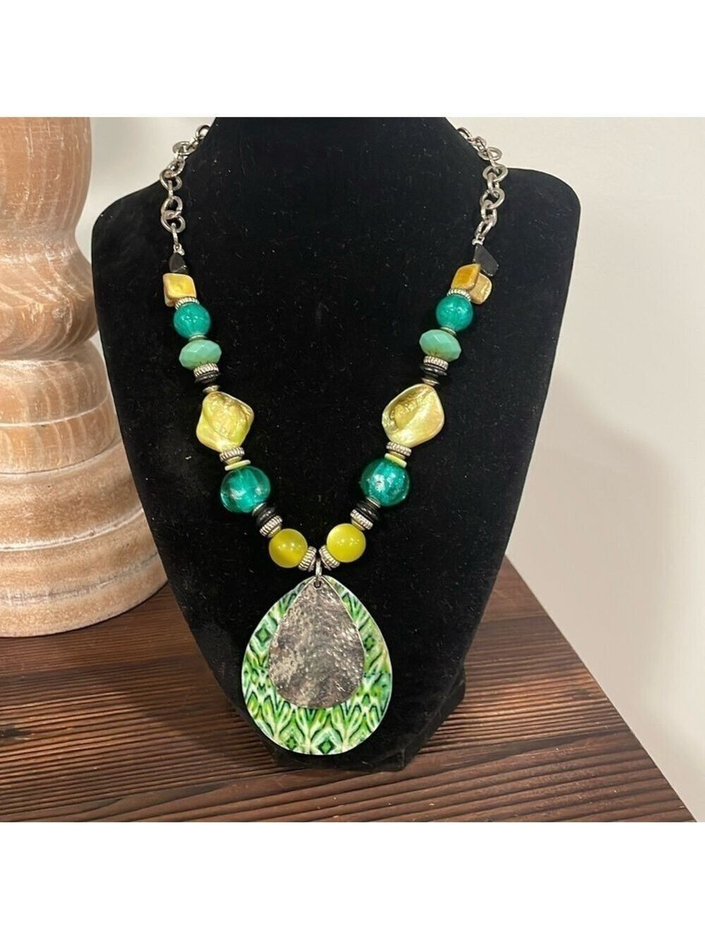 Ruby Rd. Vintage green shell and silver tone adjustable necklace